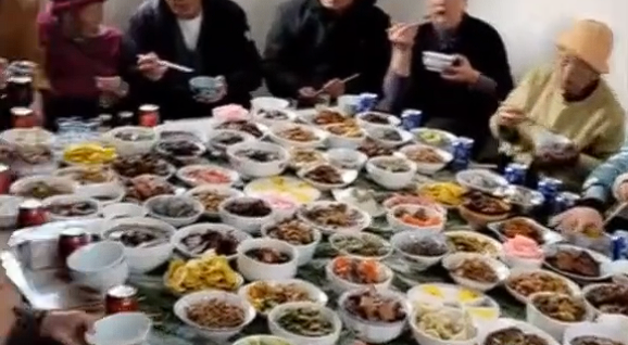 百家樂：大戶人家！雲南一家喫年夜飯桌上擺182碗菜：43人同桌喫